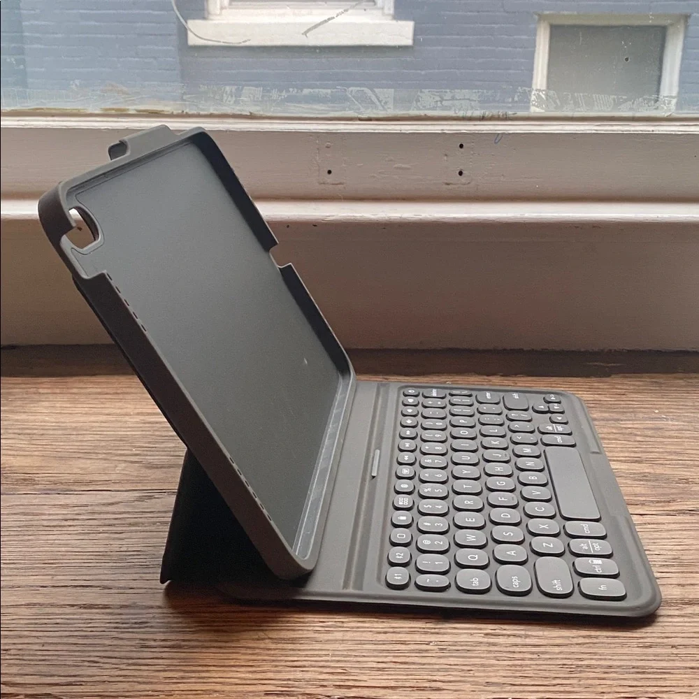 Zagg Gray Tablet Keyboard Folio - sku zkb105pkb34 Tested.